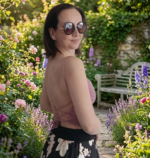 letní mikro-top s holými zády