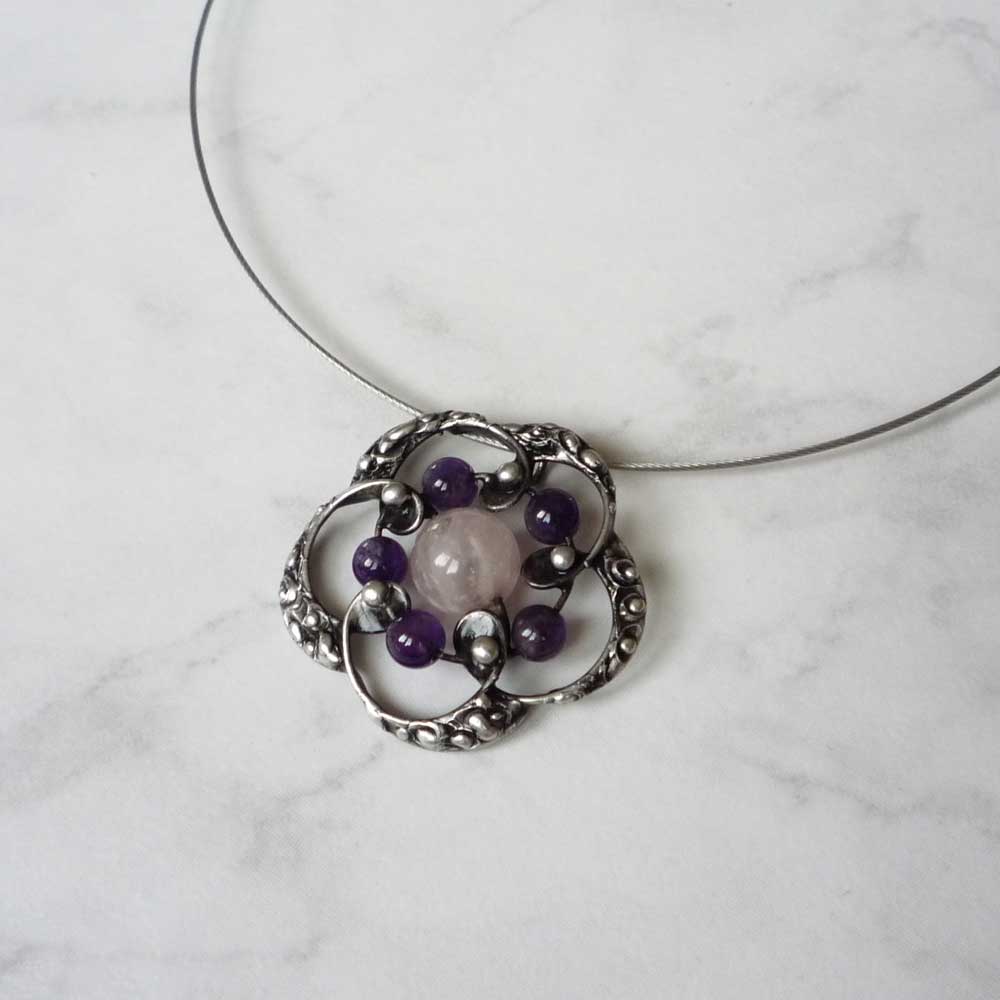 Květ s růženínem a ametystem