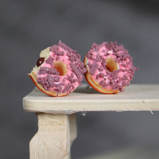 Růžové fimo donuty s čoko posypkou, 1 nakousnutý