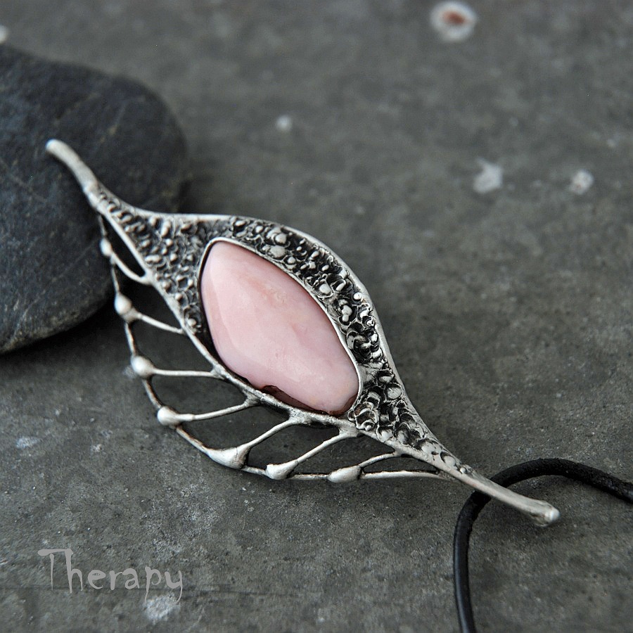 První lístek na zem spadlý...