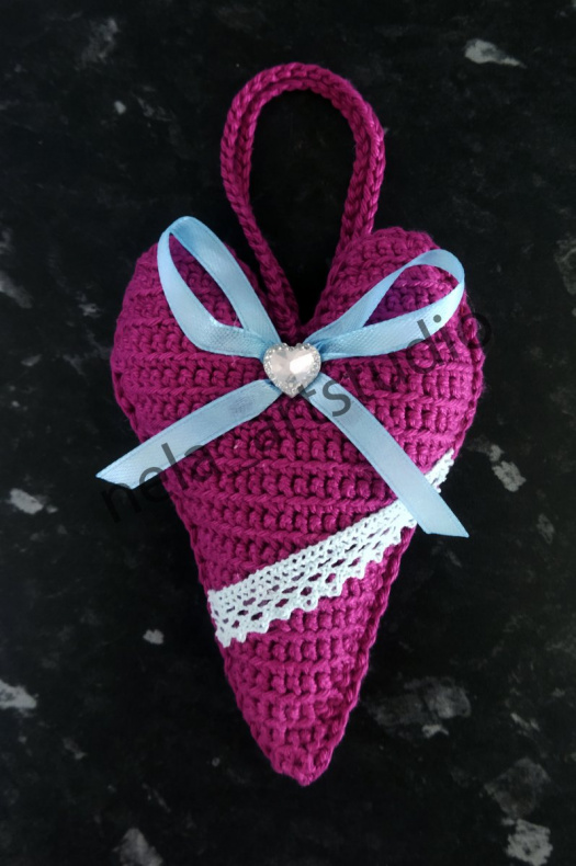 Háčkované dekorační srdce na zavěšení růžové