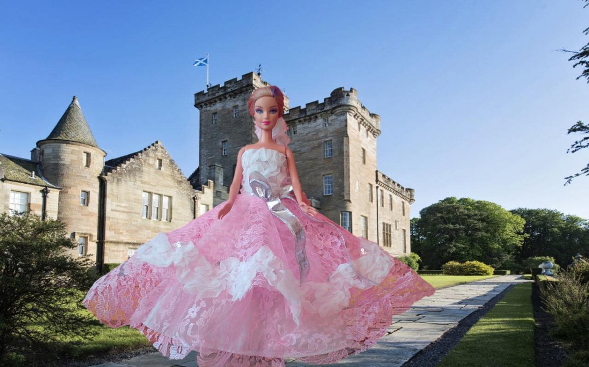 růžovobílé šatičky pro Barbie