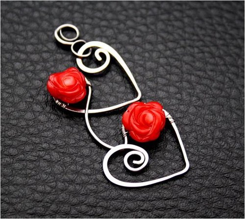 Tepaný přívěsek-RŮŽE Z LÁSKY- KORÁL- hypoalergenní