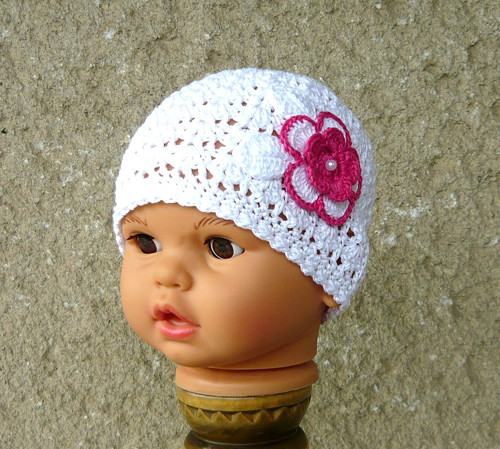  Bílá háčkovaná čepička ......