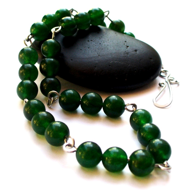 NÁHRDELNÍK Pod jehličím