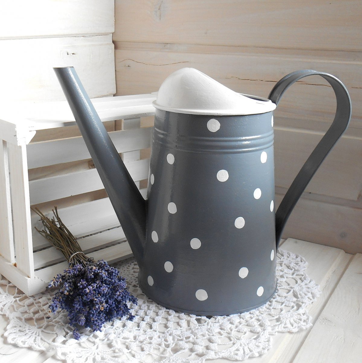 Šedá konvička s puntíky