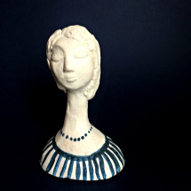 Keramická soška Dívka s pruhovanou halenkou