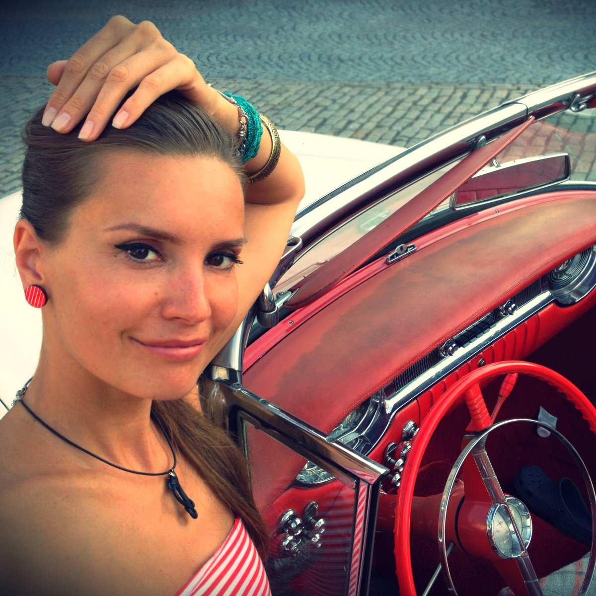 Retro puzetky červené s proužky