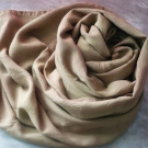 Barvený šál z viskózy - sv.hnědý s batikou