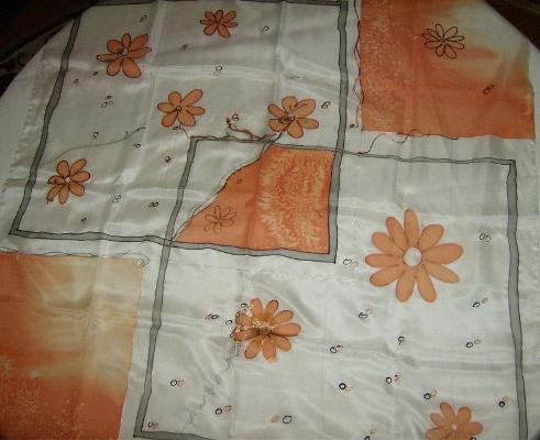 100% hedvábní šátek 90 x 90 cm okno oranžových květů