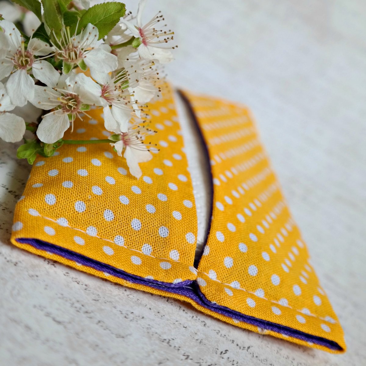 kapesníkovník puntíčky, žlutý