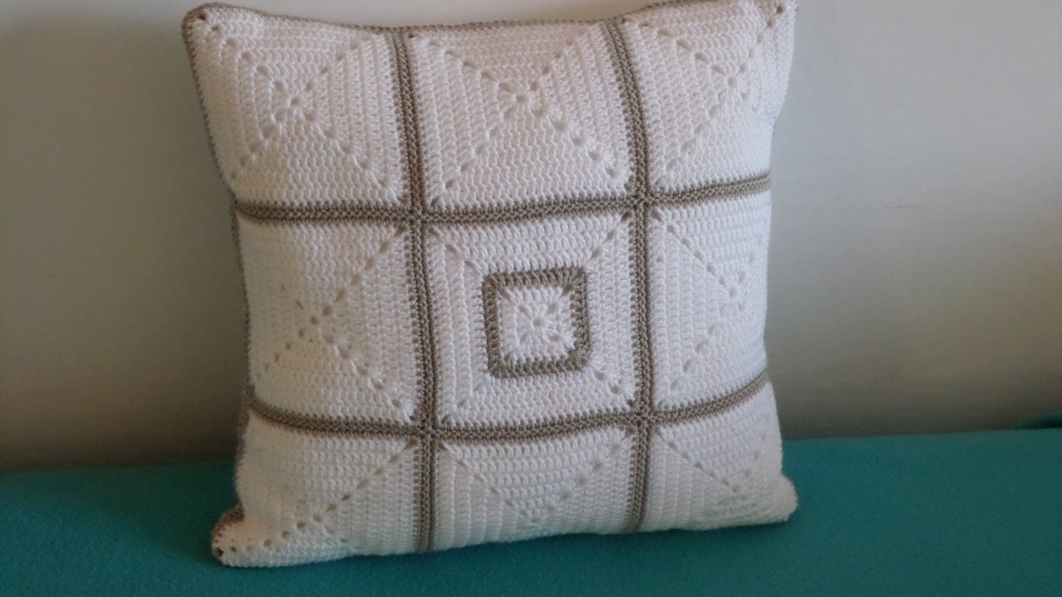 Háčkovaná obliečka na vankúš SKLADOM