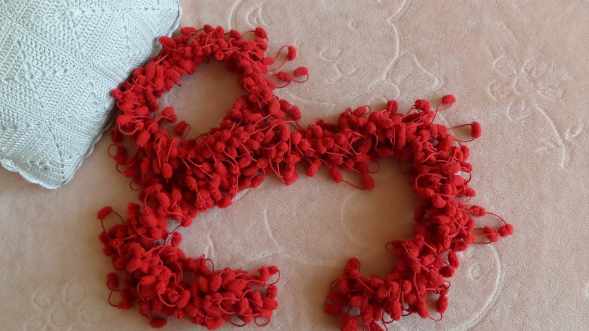 Efektná bambuľková šála