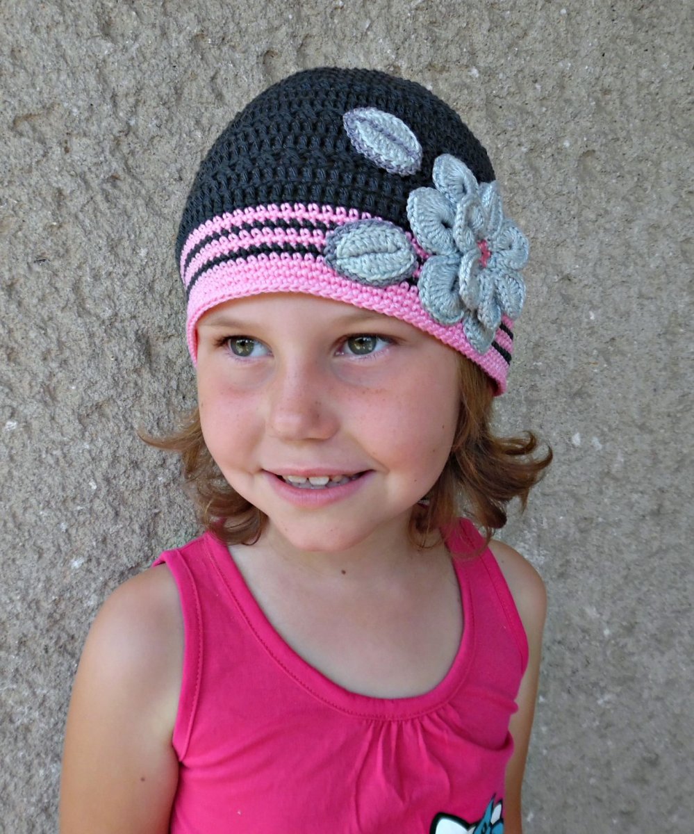  Tmavě šedá háčkovaná čepička 