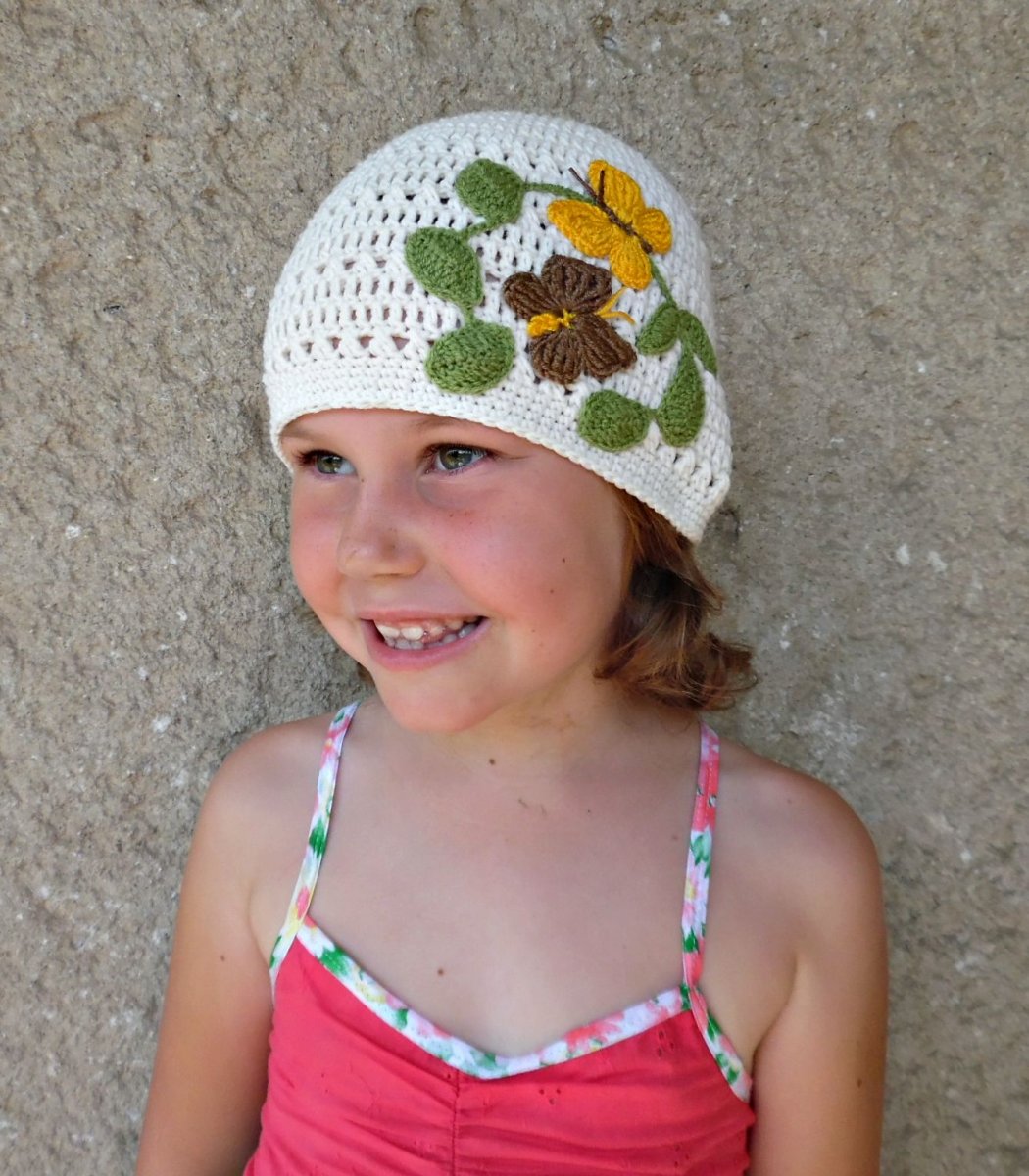 Háčkovaná čepička krémová