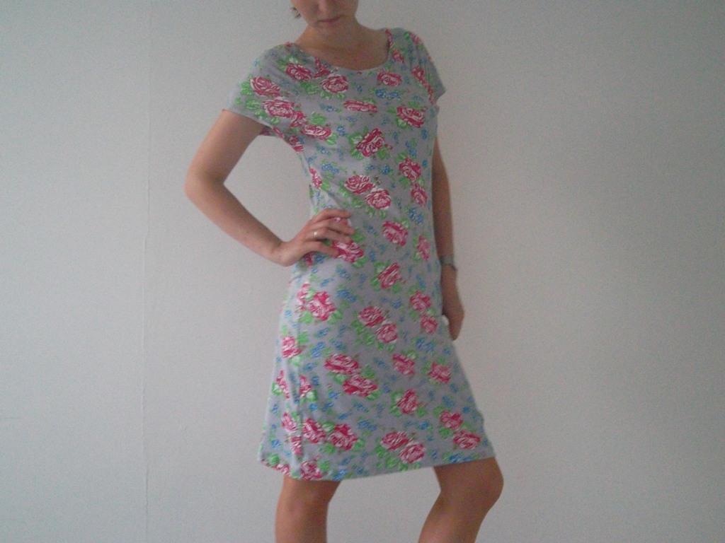 Šaty dámské šedé s květy a řasením, vel. 46