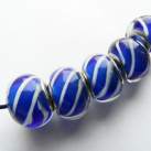 Vinutá perla - středně modrá s bílými proužky 