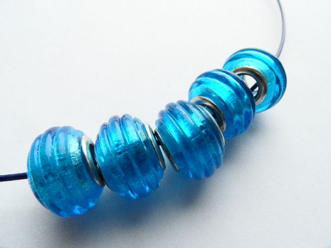 Vinutá perla - světlemodrá vroubkovaná  