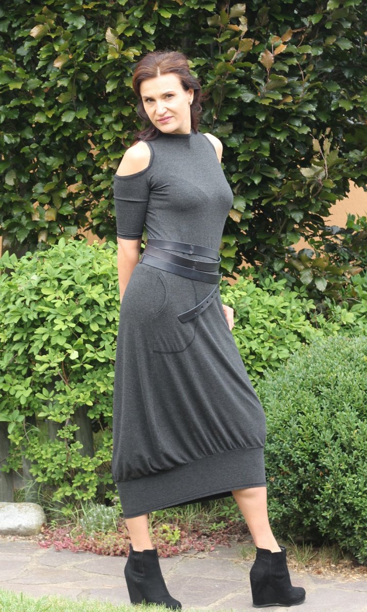 Dlouhé šedé šaty s vykrojenými rukávy