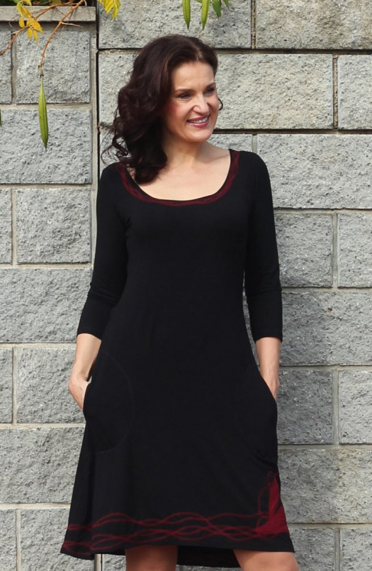 Šaty černé se zvonovou sukní 