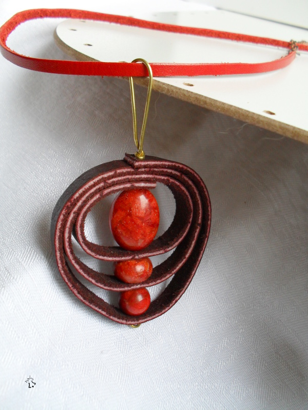 Kožené listoví s korálem