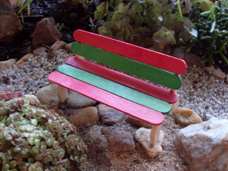 Lavička červeno-zelená do Minizahrádky