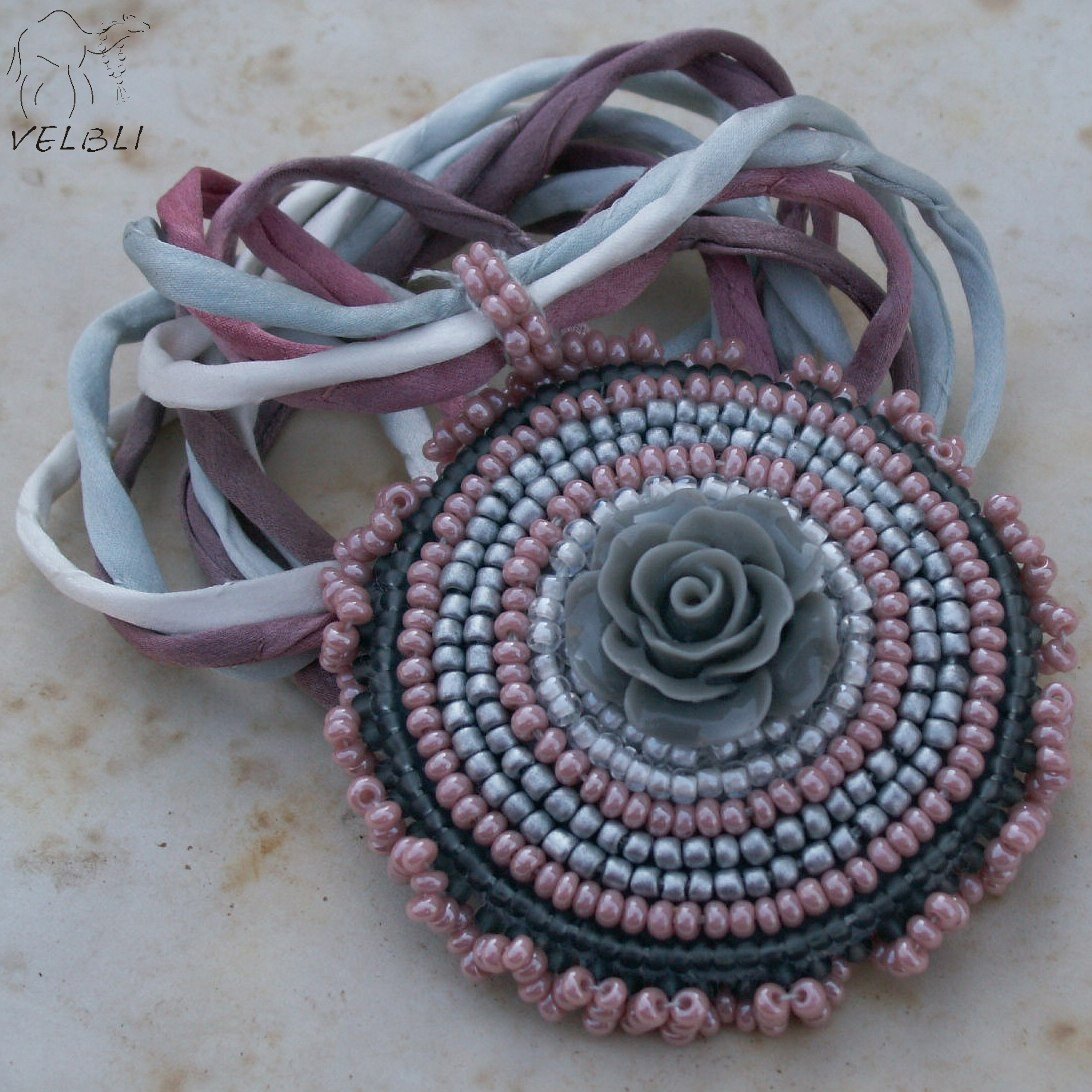 U cesty kvetla růže