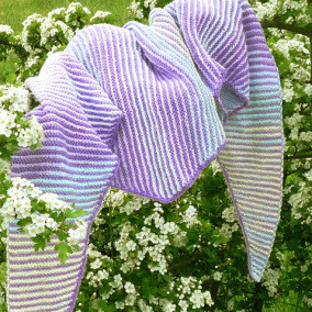 Šátek v barvě levandule s broží
