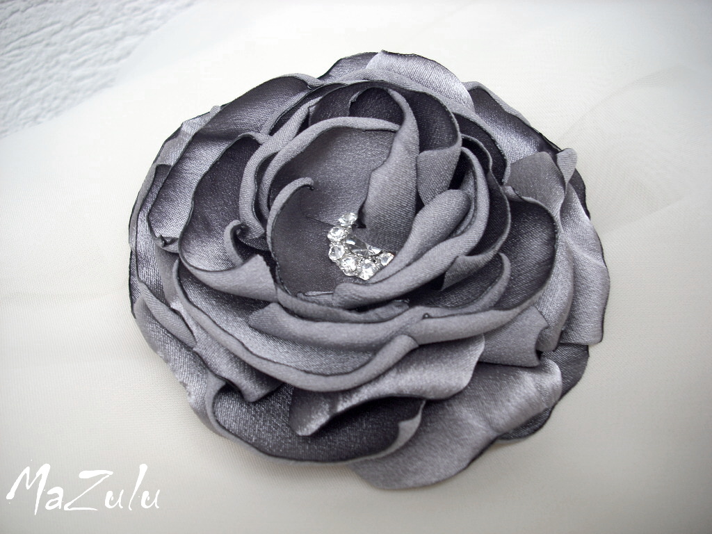 šedá spona & sivá brož