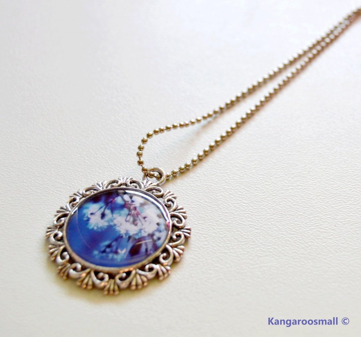 Modrá třešeň - náhrdelník z křiš. pryskyřice