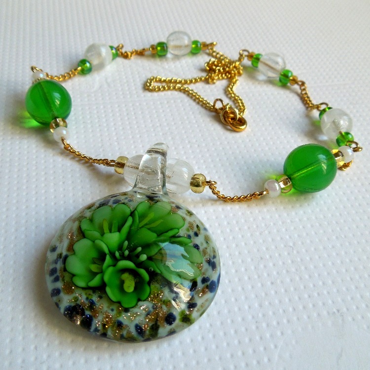 Zelený květ ve skle