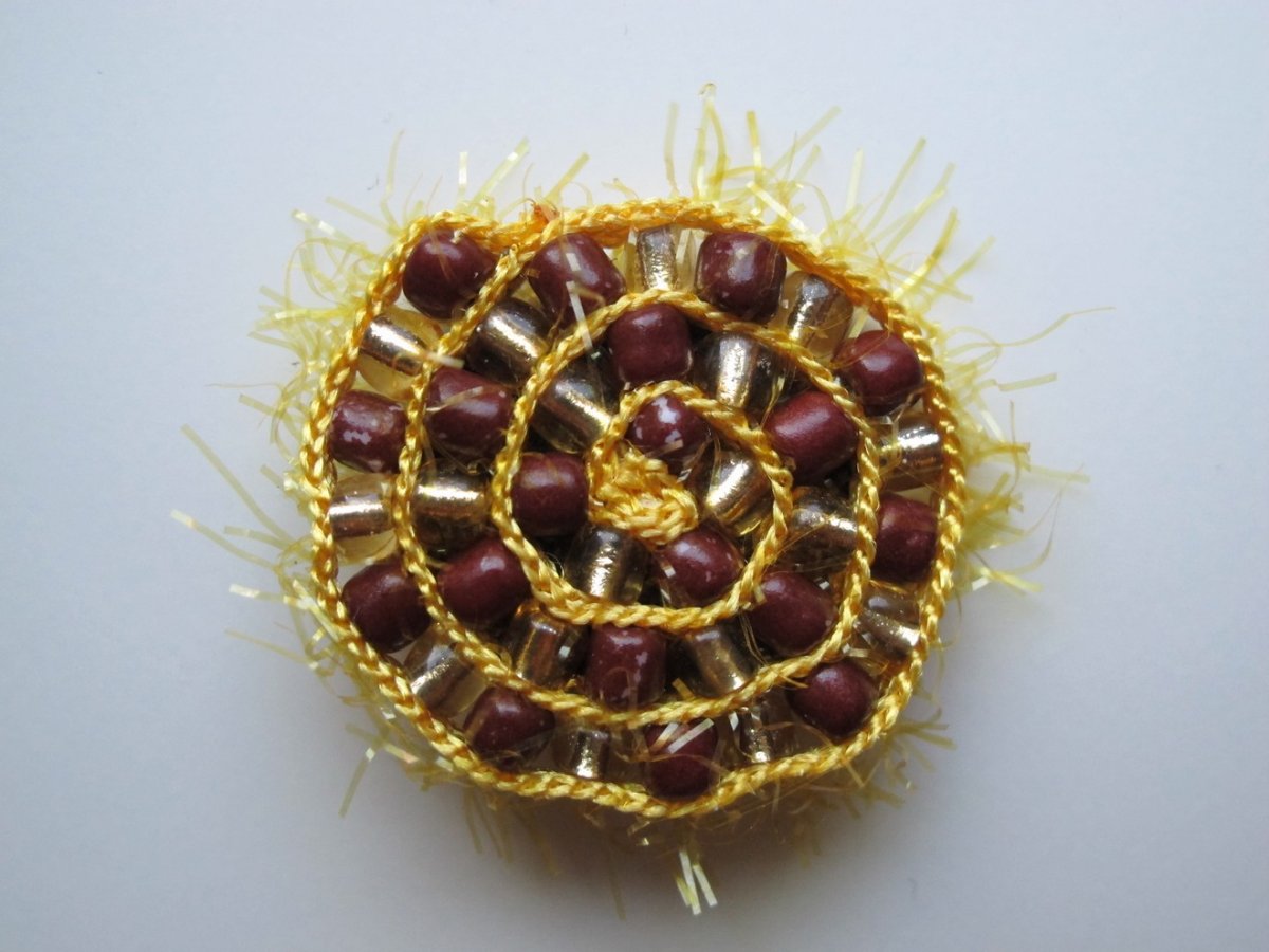 Brož šnek, chlupatý žlutý