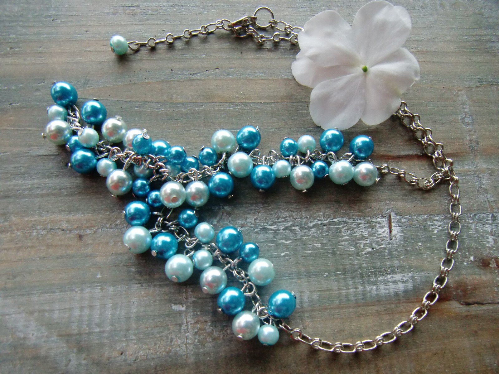 Modrý ketlovaný náhrdelník 