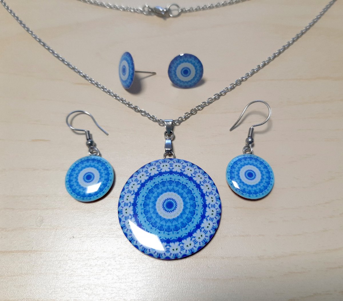 Modrá souprava z chirurg.oceli a křišť. pryskyřice