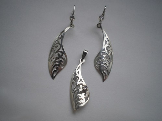 SOUPRAVA - prořezávané náušnice s přívěskem