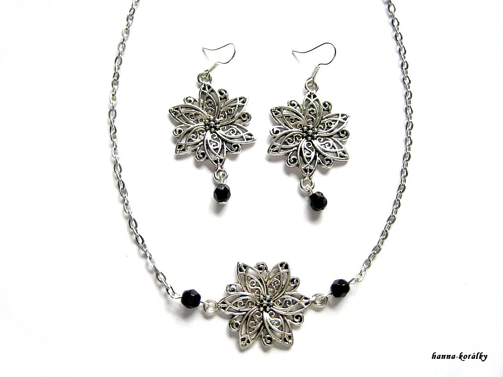 Řetízek a náušnice s květem