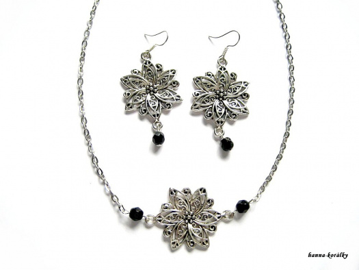 Řetízek a náušnice s květem