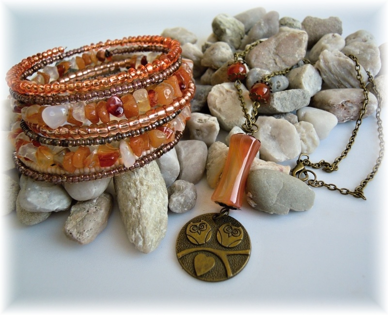 Sada se sovičkami a karneolem