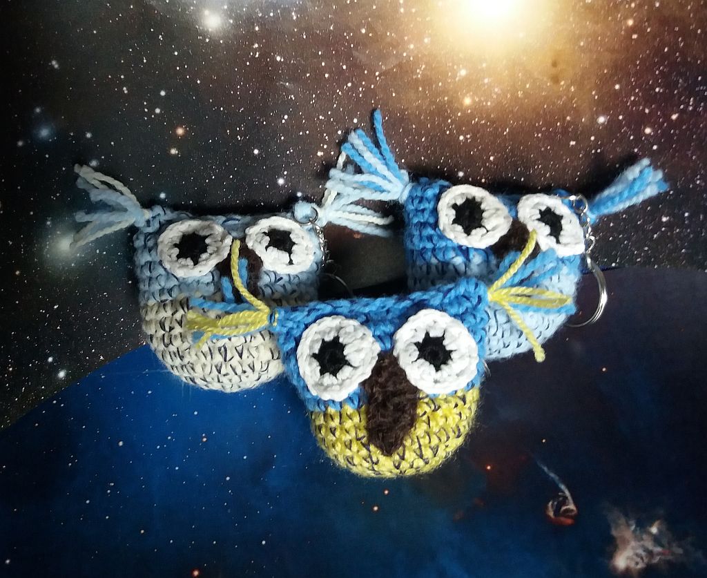 háčkovaný přívěsek na klíče: sova