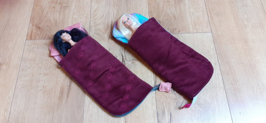 Spacák pro panenku barbie vínový s vyšitými květy