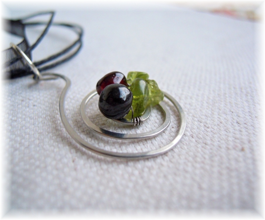 Tepaný s granátem a olivínem