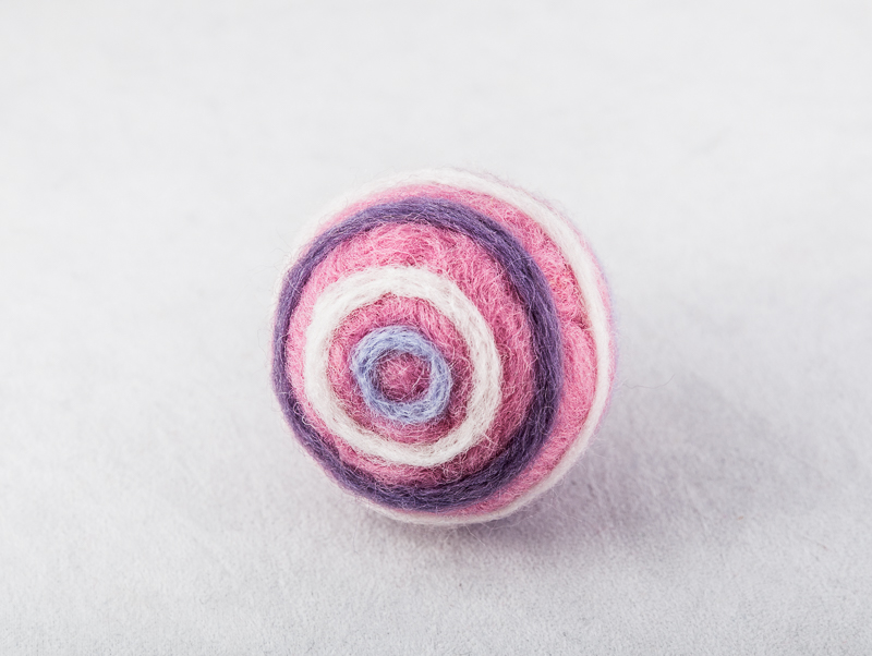 Plstěná kulička pro kočku se šantou - Kroužkovaná