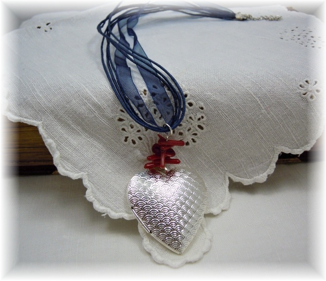 Medailonek srdce s korálem 