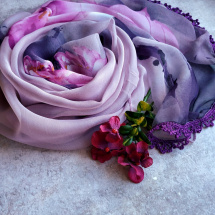 Pocit štěstí - fialový šátek s krajkou