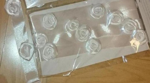 Svatební stuha s růžičkami - šíře 20 mm