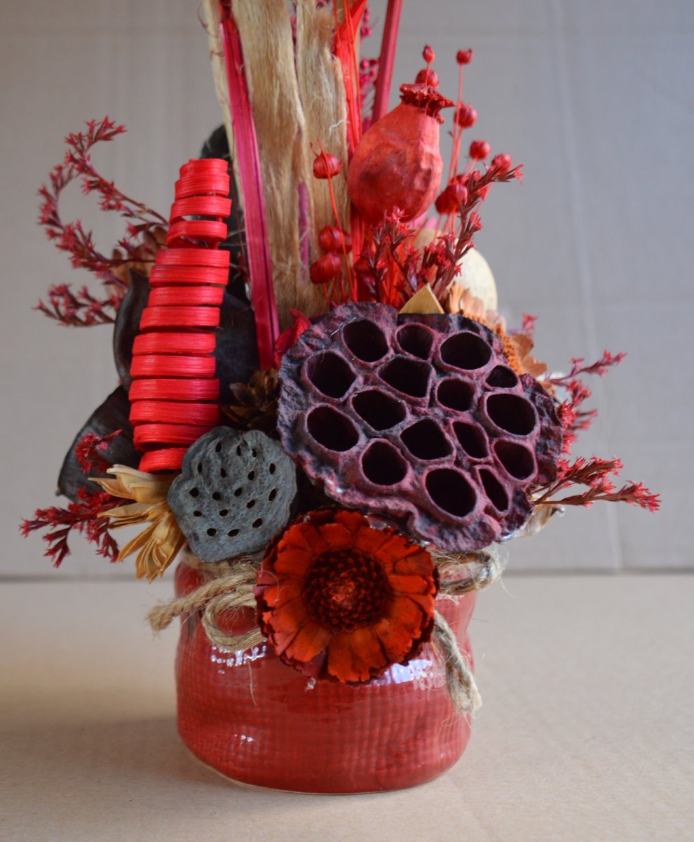 keramický květníček s červenou kyticí