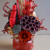 keramický květníček s červenou kyticí