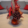 keramický květníček s červenou kyticí