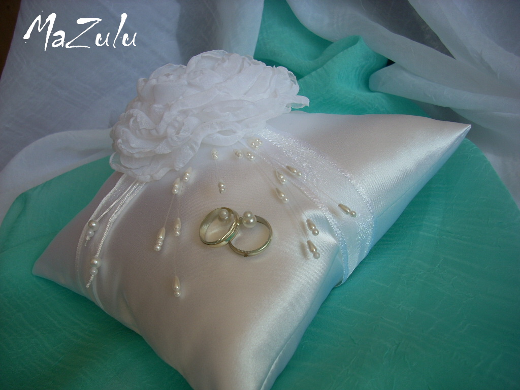 bílí svatební polštářek pod prstýnky