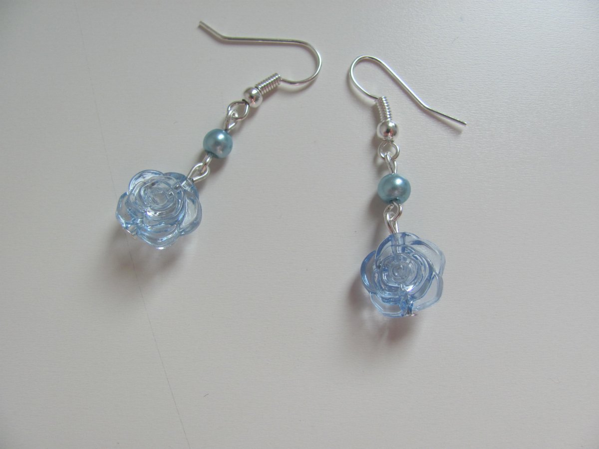 Světlé modré květinky růžičky 